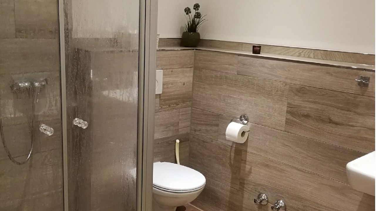 Badezimmer Dusche WC Waschbecken Badezimmer Dusche WC Waschbecken